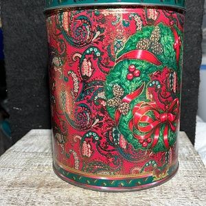 2 Vintage Tin With Christmas Wreaths